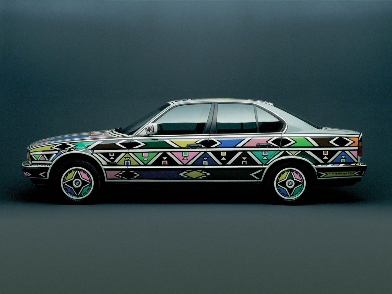 BMW ArtCars 1991 525i Esther Mahlangu 002.jpg